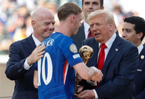 Cucurella bất ngờ khi Donald Trump chiếm sóng buổi lễ trao cúp Chelsea